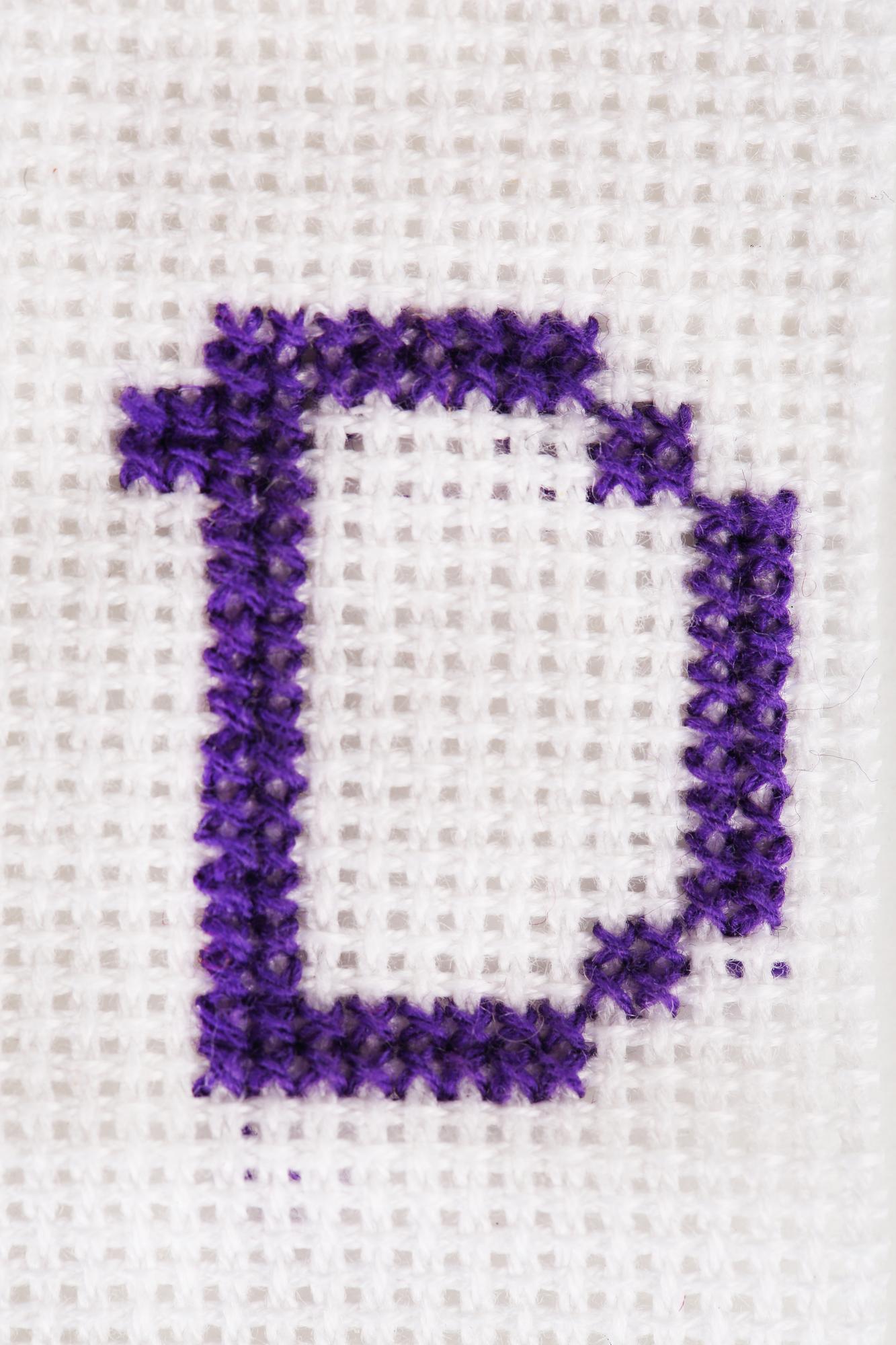 Monogramma moderno su lino